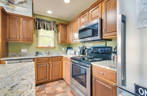 Blue Eye Cottage | Hot Tub & Fire Pit! Lake-view Home in Blue Eye