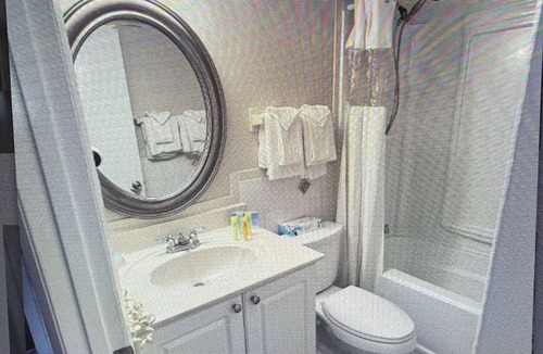Daytona Beach Shores Hotel | Hotel room on Daytona Beach with Balcony and beach access.Great for Spring Break