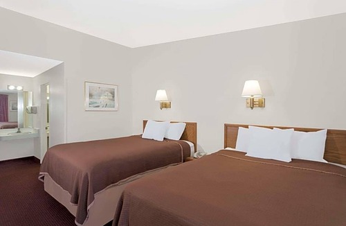 Vero Beach Hotel | Howard Johnson by Wyndham Vero Beach / Downtown
