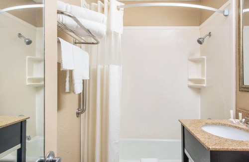Lake Charles Hotel | Howard Johnson by Wyndham Historic Lake Charles