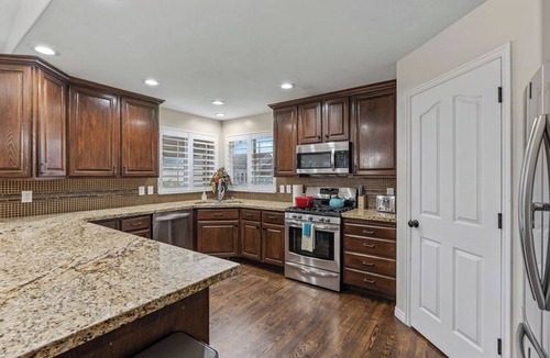 Riverton House | HUGE home!