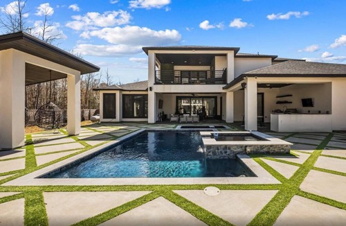 Hull House | Huge Modern Luxe Oasis with Pool