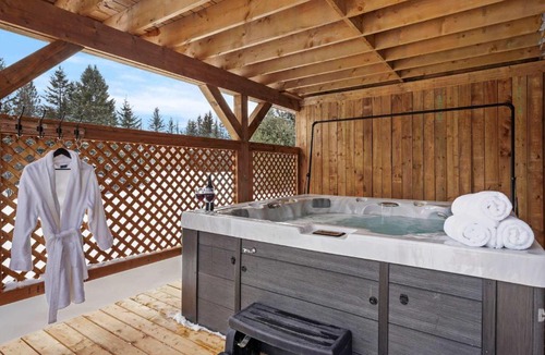 Riviere-Rouge Ski Chalet | Huge Waterfront Modern Cottage on the Rouge River