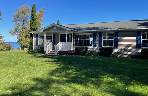 Harbor Beach House | "Huron Bluff" 3-bedroom House in Harbor Beach Lakefront with Spectacular Views