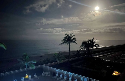Hutchinson Island South Condo | Hutchinson Island,BeachFront, Heated Pool, Balcony, Top Floor