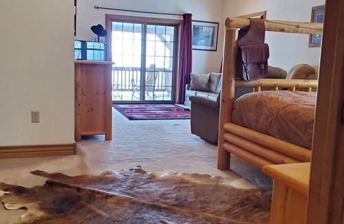 Eastman Cabin | Hydro-Massage Tub! Wrangler Outlaw Suite! Horses!