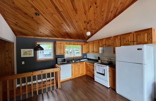 Highlands East House | Idyllic cottage for rent on Eels Lake in the Kawarthas. Amazing waterfront!