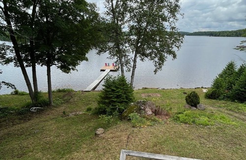 Highlands East House | Idyllic cottage for rent on Eels Lake in the Kawarthas. Amazing waterfront!