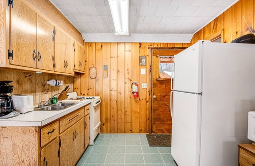 Conover Cabin | Idyllic waterfront cabin at Scott’s Twin Lake Resort with swimming beach & docks
