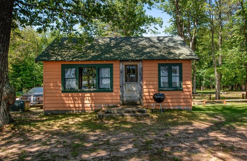 Conover Cabin | Idyllic waterfront cabin at Scott’s Twin Lake Resort with swimming beach & docks
