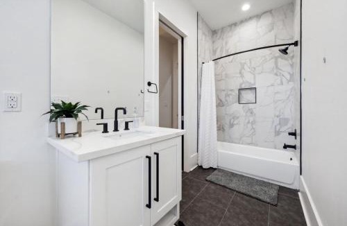 Tulane - Gravier House | Immaculate Superdome Home Parking Yard TVs Ensuite
