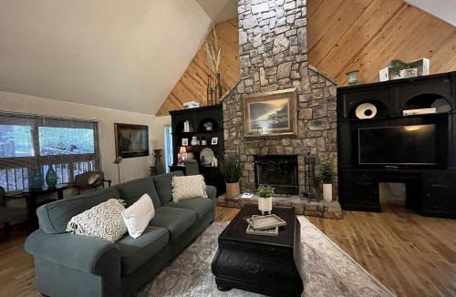 Mount Ida House | Impressive Log Cabin with Hot-tub and Fire Pit in Mount Ida, Arkansas