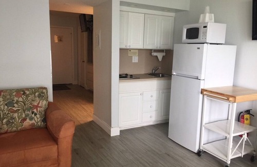 Indialantic By The Sea Resort | Indialantic Charm: Relaxing Room with Seaside Ambiance | Balcony