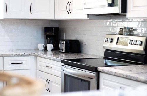 Indialantic House | Indialantic Oasis | 2BR, Outdoor Screened-in Patio & BBQ Grill! 🌴🌊