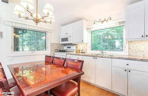 Irondale Cottage | Insta-worthy 3 Bedroom Waterfront Cottage in Haliburton
