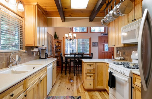 Sunnyside House | Inviting and Modern Home in Sunnyside Walk to Lake, Access to Tahoe Park HOA. By Tahoe Time VR