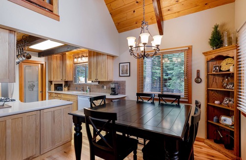 Sunnyside House | Inviting and Modern Home in Sunnyside Walk to Lake, Access to Tahoe Park HOA. By Tahoe Time VR