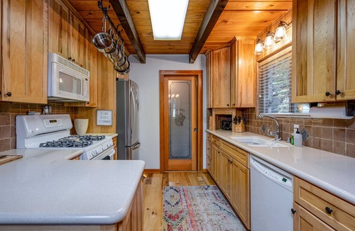 Sunnyside House | Inviting and Modern Home in Sunnyside Walk to Lake, Access to Tahoe Park HOA. By Tahoe Time VR