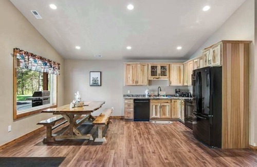 Conover House | Inviting Dog-Friendly Cabin with Hot Tub & AC