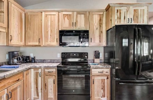 Conover House | Inviting Dog-Friendly Cabin with Hot Tub & AC