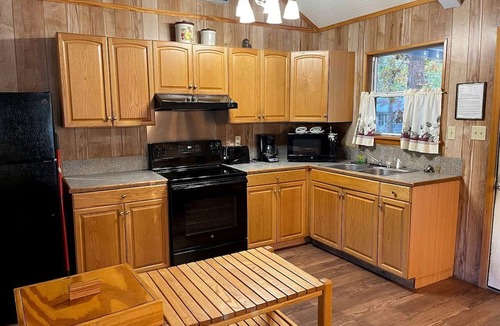 Zwolle Cabin | Inviting Lakefront Cabin with Boat Launch near Zwolle, Louisiana