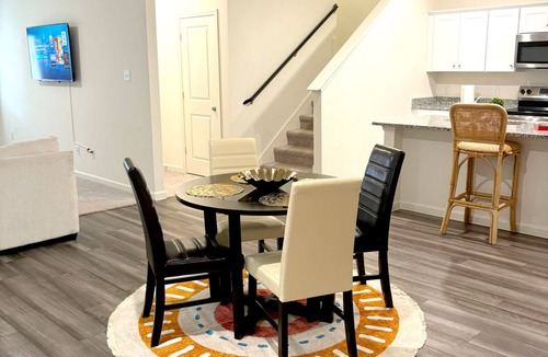 Weston House | Ivana Lodge 3-Bed Room, 3-Bath Retreat