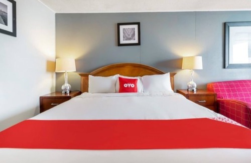 Jennings Hotel | Jennings Gem: King Bed, Quiet AC, Free Coffee/Tea in Lobby, Walk to Local Spots!