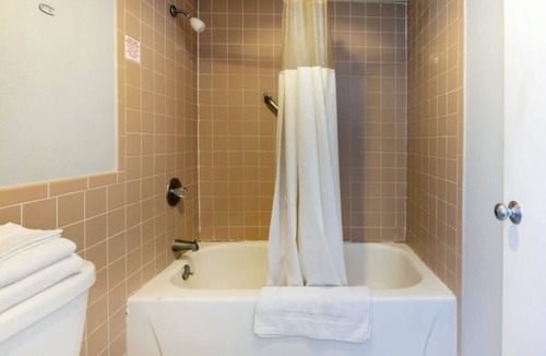 Jennings Hotel | Jennings Gem: King Bed, Quiet AC, Free Coffee/Tea in Lobby, Walk to Local Spots!