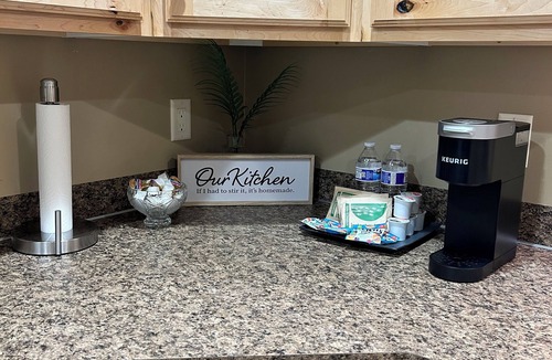 Hooper House | KING bed, 2-bedroom, full kitchen, pickleball, park. Private, spacious basement.