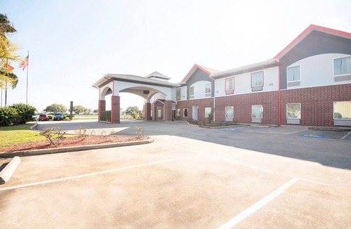Clute Apartment | King Bed Accessible|Clute TX