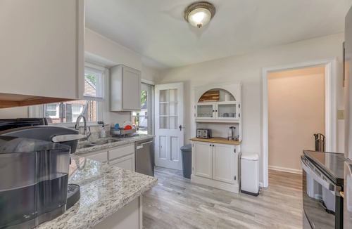 Speedway House | King bed - Full kitchen! 1.5 blocks to IMS and only 5 miles to downtown!