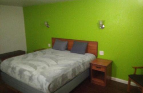 Livingston Apartment | King Bed Hotel Studio 138