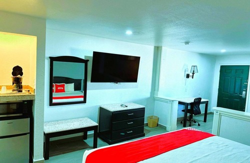 Three Rivers Hotel | King Bed | Smoking | AC