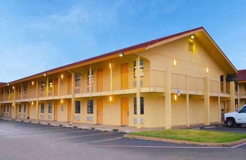 Texarkana Apartment | King Bed|Smoking|Texarkana TX