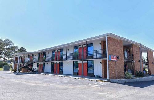Valdosta Apartment | King Bed|Smoking|Valdosta GA