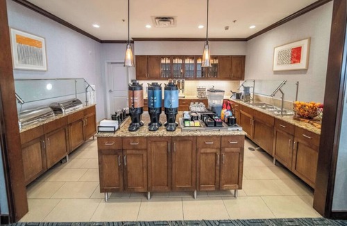 Kutzky Park Hotel | King Deluxe Studio w/Full Kitchen, Pool & Parking | Near Mayo Clinic Campus