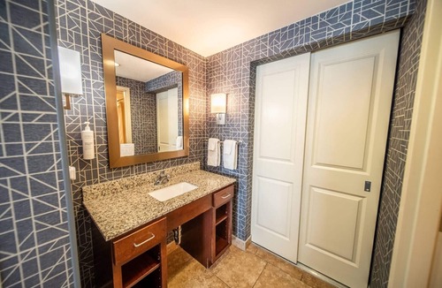 Kutzky Park Hotel | King Deluxe Studio w/Full Kitchen, Pool & Parking | Near Mayo Clinic Campus