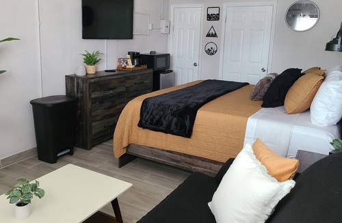 Bryant House | King Size Studio - Comfy Clean and by Lake Okeechobee