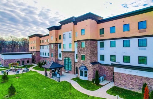 Lafayette Apartment | King Studio. 5 Miles from Purdue University. Free Breakfast. Pool.