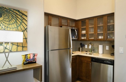 Vero Beach South Apartment | King Studio Suite w/Free Breakfast | Pool & Gym