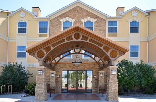 Nor Este Apartment | King Suite | Free Breakfast Buffet! Pool + Hot Tub Access