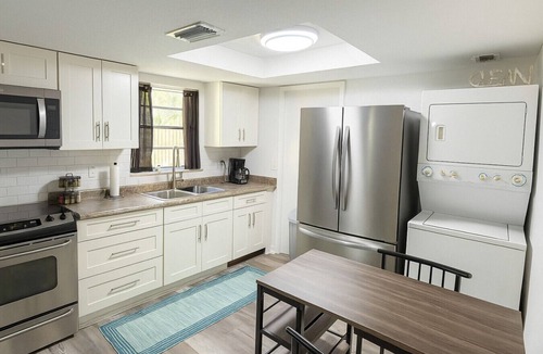 Deltona Lakes House | King Suite + Sleeps 10 | Cozy Deltona Home