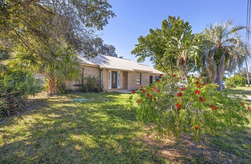 Deltona Lakes House | King Suite + Sleeps 10 | Cozy Deltona Home