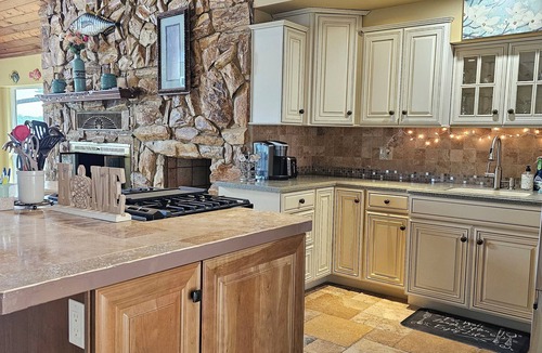 Crystal River House | KINGS BAY AUG MID WEEK & SEP SALE 4 Bedrooms, Decks 2Docks,400 shore CHECK RATES