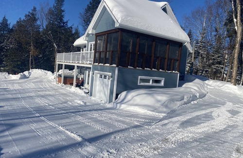 Ferme-Neuve Ski Chalet | La Belle Bleue sur le Lac, 4 bedrooms, 2 bathrooms, Spa, indoor and outdoor fireplaces