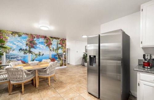 Los Angeles House | LA Group Stay Sleeps 8 Parking + Near LAX+SoFi