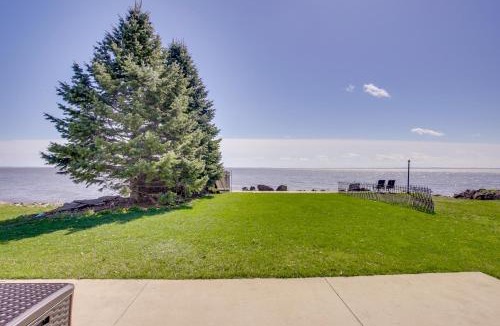 Oshkosh House | ‘La Petit Maison’ - Lakefront Oshkosh Home!