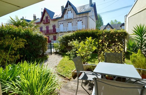 Courseulles-sur-Mer Apartment | La petite Marine, wifi et jardin à 100m de la mer