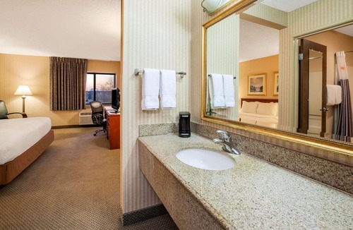 Southgate Hotel | La Quinta Inn by Wyndham Detroit Southgate