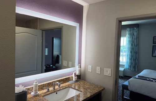 Euless Hotel | La Quinta Inn & Suites by Wyndham DFW Airport West - Euless
